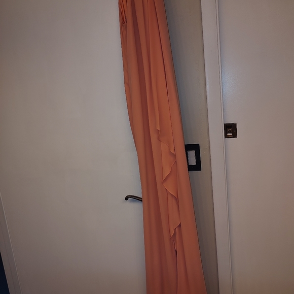 Beautiful peach gown - Picture 2 of 4